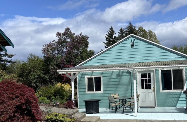 Quiet one bedroom house close to airport