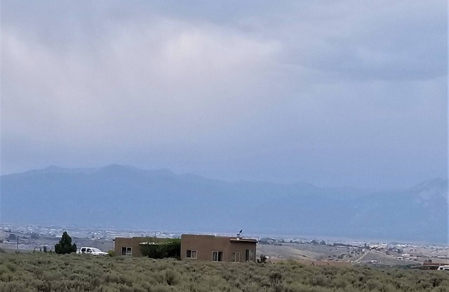 Quiet, Pet Friendly Home with Mountain Views. Fenced area for dogs to roam