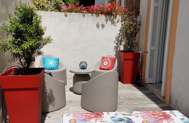 Quiet, private patio/terrace, town centre, 5 mins walk from the 1st beach