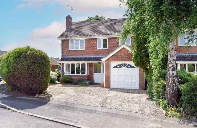 Quiet residential area - 10 miles from city of Bath. Train links to London.