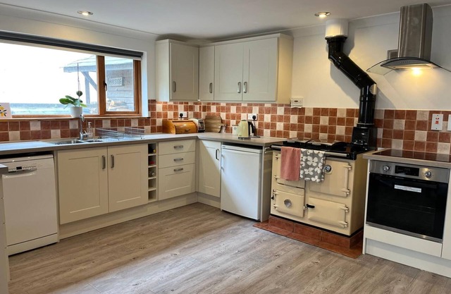 Quiet Retreat tucked away close to beach with stunning views of bay/countryside