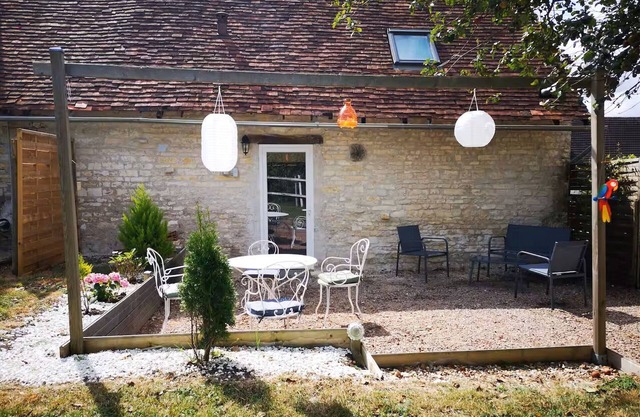 Quiet rustic house with garden and fireplace near Châteauroux