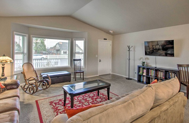 Quiet Sequim Home - Walk to Dining & Festivals!
