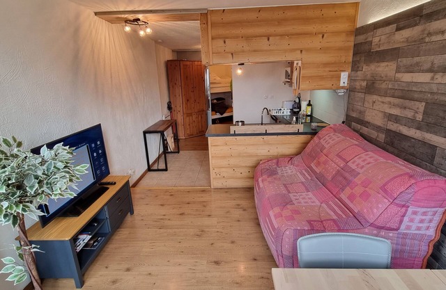 Quiet slope-side studio Isola 2000 sleeps 4