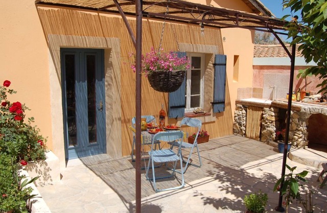 QUIET STUDIO COUNTRYSIDE, QUIET HOUSE SHARED POOL, AQUABIKE, CHILDREN'S GAMES