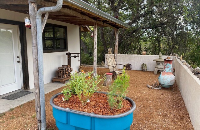 Quiet Studio located on 110 acre ranch with walking trails