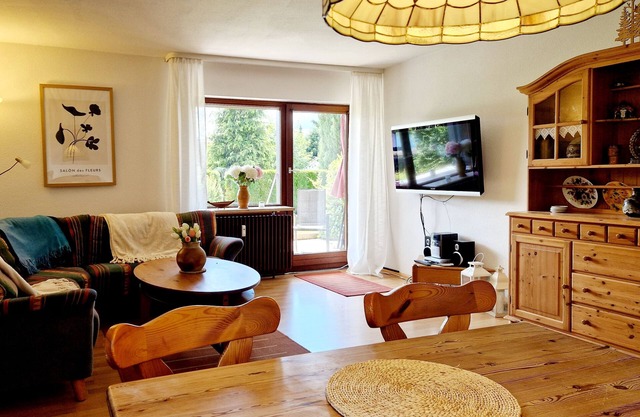 Quiet, sunny location on the edge of the forest with garden, 10 minutes walk to the lake. New kitchen.