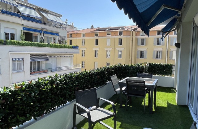 Quiet Top floor apartment with direct access to the Promenade des Anglais