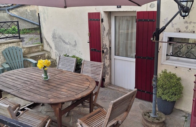 Quiet village house with terrace for 4 people
