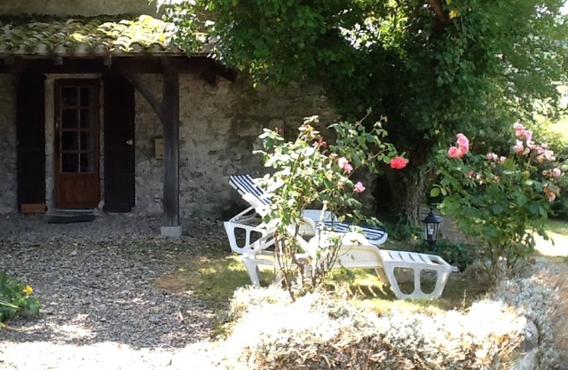 Quiet wooded, private spa pool, character cottage in the heart of the Lot Valley