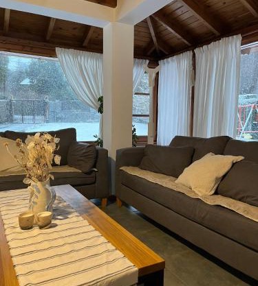 QUIME CHE. Casa con jardín, parrilla y cochera.