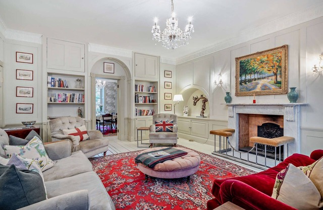 Quintessential English town-house apartment for 6