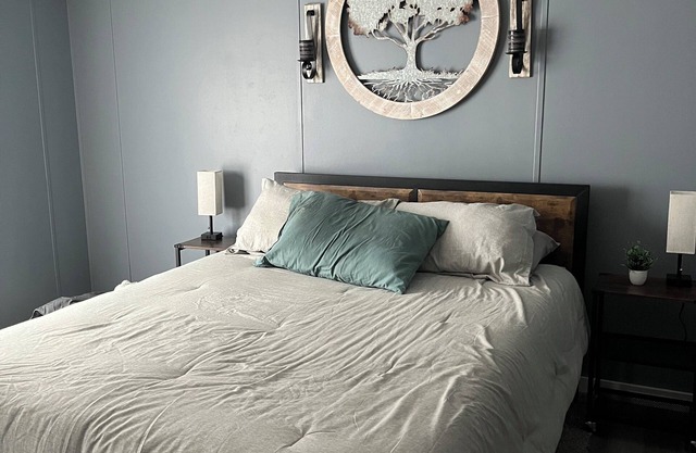 Quite, private 4 bed room 2 full bath home located in Newark oh. Sleeps 12.