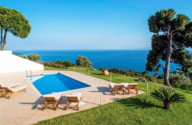 R 1464 Villa B with Sunbeds, Verenda & Private Pool.
