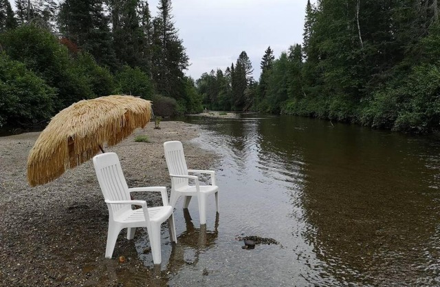 Refuge Rustic bordé par rivière et la nature