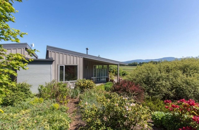 Rabbit`s Garden - Tranquil setting with amazing views of the Olympic Mtns & surrounding gardens