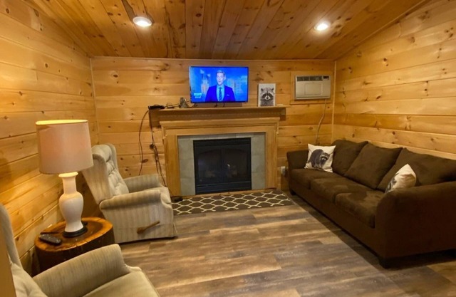 Raccoon Retreat, 2 Bedroom 1 Bath Cabin, Sleeps Up to 6 People