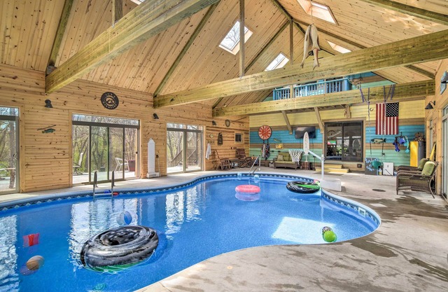 Raccoon River Retreat: Indoor Pool & Outdoor Fun!