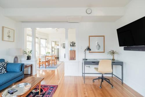 Radiant, Low-Key Apartment with powerful A/C