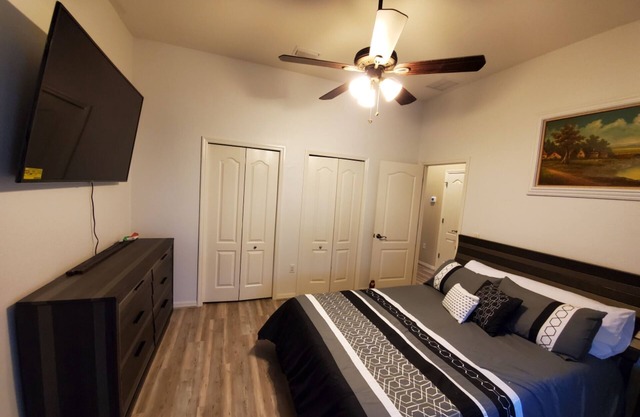 Rainbow Springs QUEEN BEDROOM Rental :)