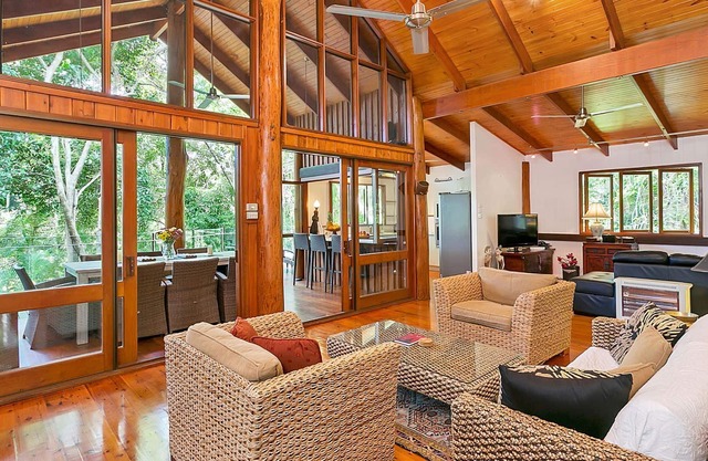 Rainforest Treetops Home - Swim in the waterfall, Dine in the treetops!
