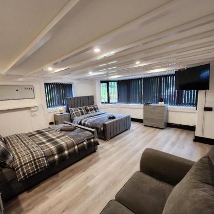 Rainsough Cottage Guest House - Sleeps upto 8 with ensuite - Free Parking & WiFi