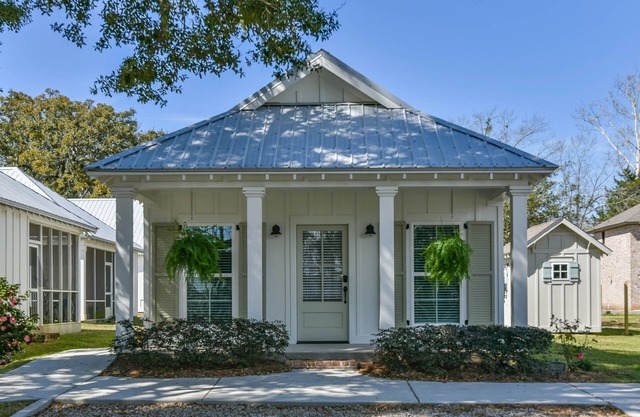 Rare Cottage in Heart of Downtown Daphne!