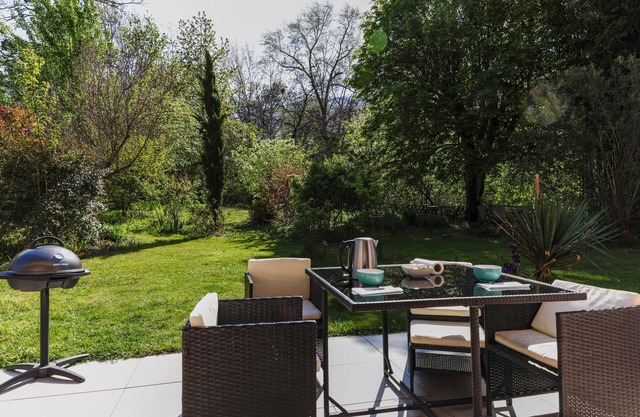 Rare, Cozy "loft type" studio with terrace and garden in the heart of St Jorioz.