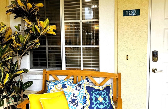 RARE Find!King Lux Suite,Pets,Golf,Pickleball, 2Pools, WiFi, Netflix, Fireplace