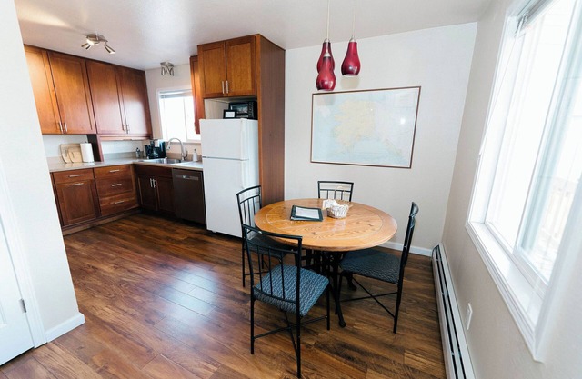 Raspberry Retreat - Recently remodeled apartment in a quiet neighborhood