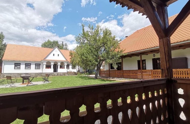 Rauber Baron Cottage-Traditional Comfort House