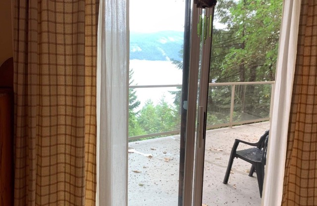 Raven Haven: nature & solitude right on Maple Bay
