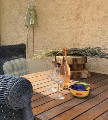 Rdc de ma maison dans un joli village Provençal, 15 mins d'Aix en Pce, open space joliment rénové