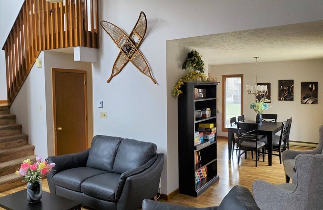 Ready for a getaway! Contemporary 3 BR house in Split Rock golfing community.