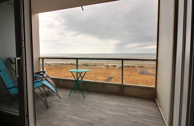 REALE C1: Seafront apartment for 4 people on 1st floor with balcony and WIFI