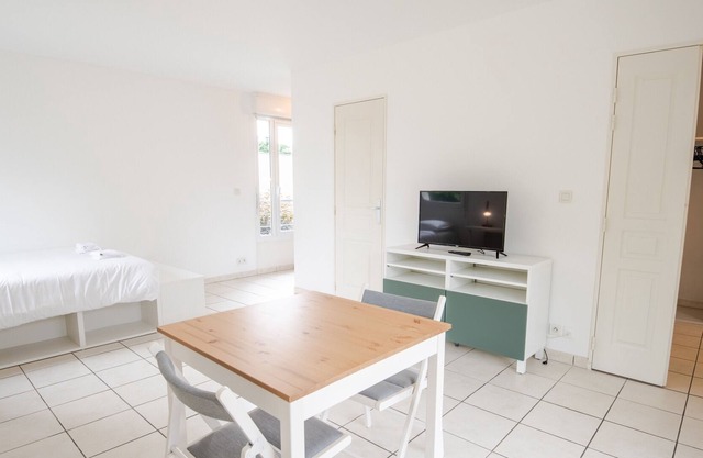Recent studio avec terrasse proche Tours Centre