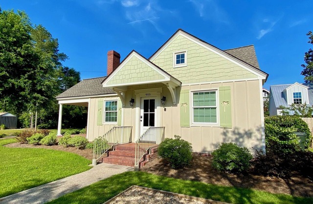 Recently renovated & beautifully decorated home close to downtown Moultrie!