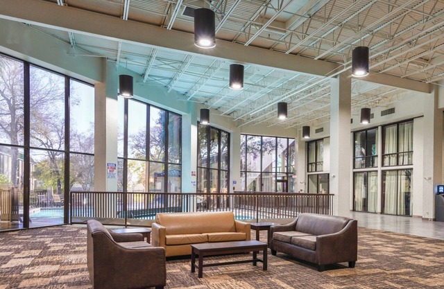 Red Roof Inn PLUS+ & Suites Houston - IAH Airport SW
