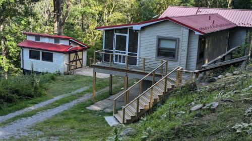 Red Roof mountain cabin with Starlink internet!