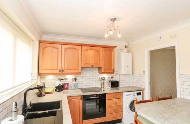 RED TREE COTTAGE, family friendly, with a garden in York