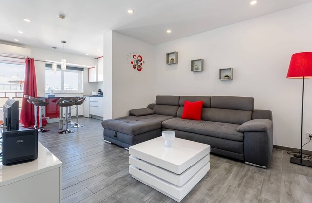 Red Velvet 1 BDR Flat With Balcony by LovelyStay
