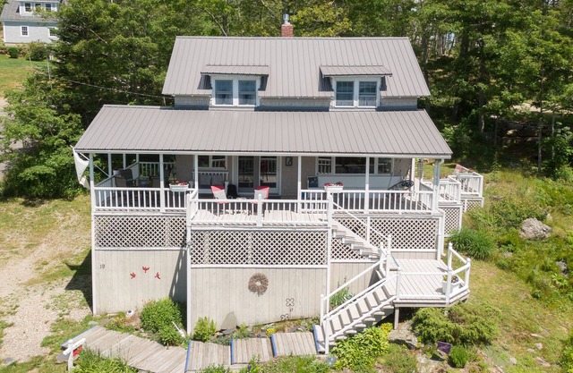 Redbird Cottage. Charming respite w/large wrap-around porch and ocean views