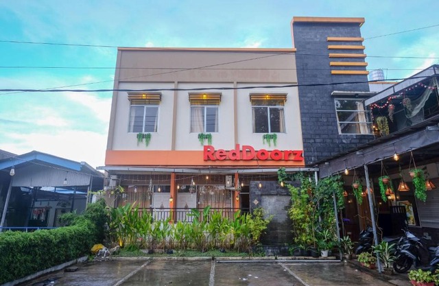 RedDoorz near Jalan Wolter Monginsidi Manado