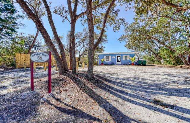 Redfish Cottage-Private Dock-Enjoy Romantic Getaway AND catch Redfish & Trout!