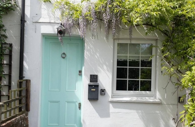 Redlands is a Cosy Characterful 2 Bed Cottage in the Surrey Hills