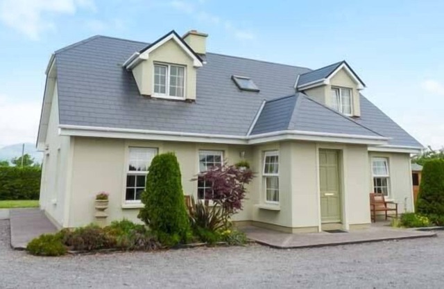 REEKS COTTAGE, family friendly in Killorglin, County Kerry