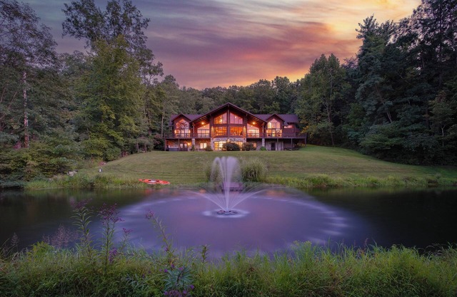 Reflection Ridge an Epic Mountain Cabin w/Pickleball, Sauna, Theatre, Golf-Sim, Pond & Hot Tub