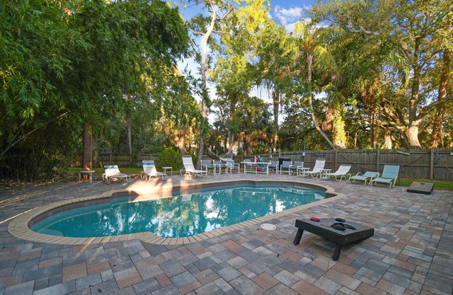 Relax and Enjoy your Visit to Tampa in the Tropical Pool House!