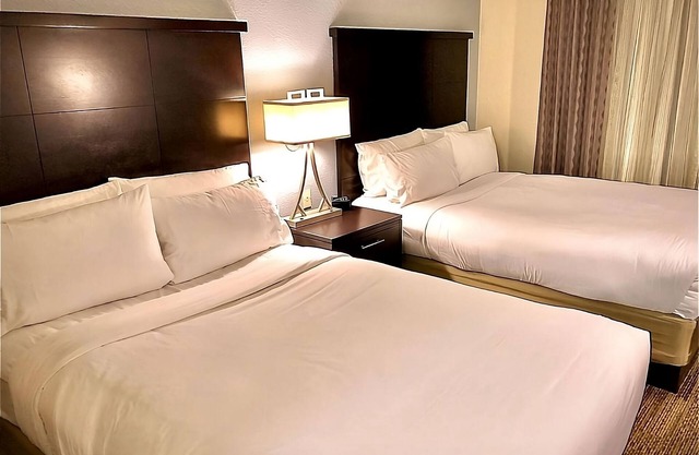 Relax and Recharge! 2 Modern Units, Free Breakfast, Pet-friendly, Pool, Kitchen!