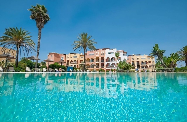 Relax and Unwind! Spacious 2BR with Full Kitchen, Swimming Pool, Free Parking!